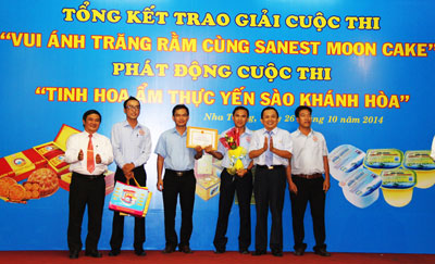 Ban tổ chức trao giải nhất cho c&aacute;c đội xuất sắc.